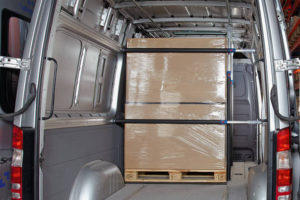 Rails en stangen in bedrijfswagen om lading te zekeren